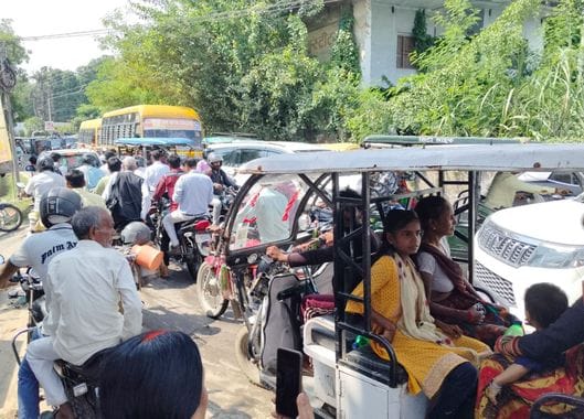 फोटो- कलक्ट्रेट रोड मोड़ पर फटी भूमिगत पाइप लाइन से निकलता पानी का फव्वारा व लगा जाम। संवाद फोटो- कलक्ट्रेट रोड मोड़ पर फटी भूमिगत पाइप लाइन से निकलता पानी का फव्वारा व लगा जाम। संवाद