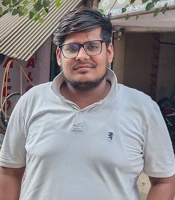 फोटो संख्या:-55 महेंद्रगढ़ रेलवे स्टेशन जर्जर अवस्था में मार्ग---संवाद