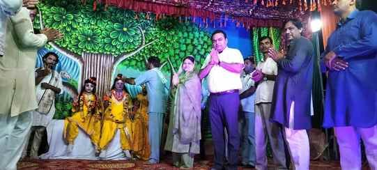 हस्तिनापुर में रामलीला मंचन राम आरती करती चेयरपर्सन सुधा खटीक स्रोत संवाद