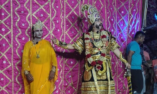इस्माईलाबाद। श्री रामलीला मंचन में सीता और रावण के बीच संवाद करते कलाकार। विज्ञप्ति
