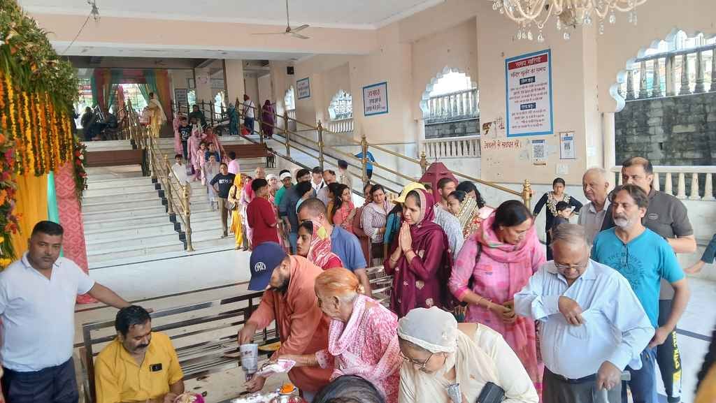 ज्वालामुखी मंदिर में आष्टमी पर अल सुबह दर्शनों के लिए लाइनों में लगे श्रद्धालु। संवाद