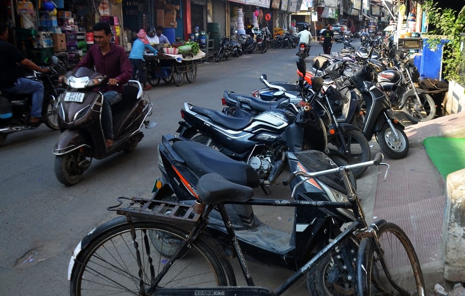 कलेक्ट्रेट गेट के सामने बेतरतीव खड़ी बाइकों के कारण लगी जाम में फंसी एंबुलेंस। संवाद कलेक्ट्रेट गेट के सामने बेतरतीव खड़ी बाइकों के कारण लगी जाम में फंसी एंबुलेंस। संवाद