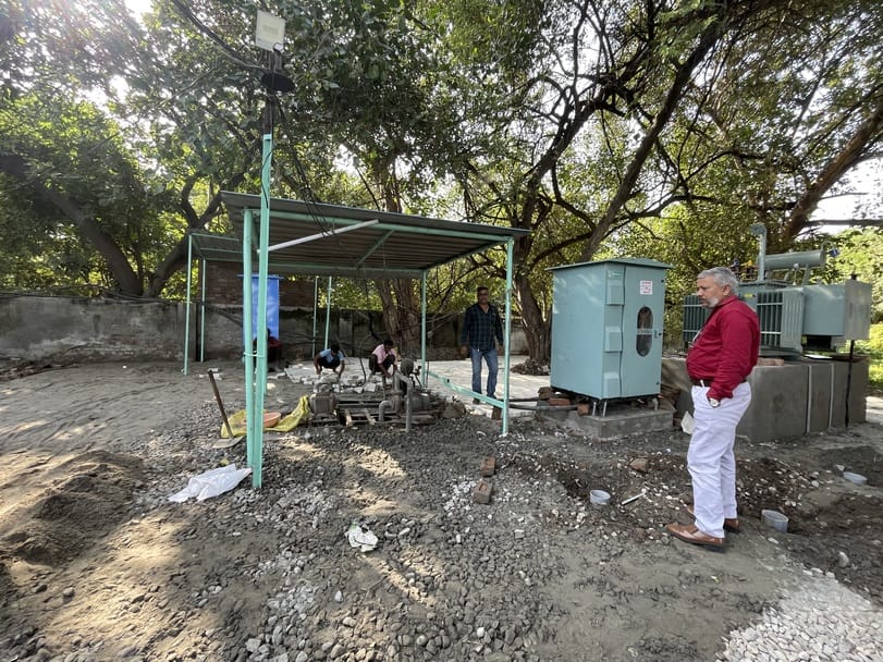 कुरुक्षेत्र। रोडवेज बस अड्डा परिसर में चार्जिंग प्वाइंट एरिया में टाइल लगाते कर्मी। संवाद कुरुक्षेत्र। रोडवेज बस अड्डा परिसर में चार्जिंग प्वाइंट एरिया में टाइल लगाते कर्मी। संवाद