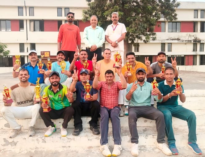 कुरुक्षेत्र। विजेता टीम को प्रोत्साहित करते मुख्यातिथि व अन्य सदस्य। स्वयं