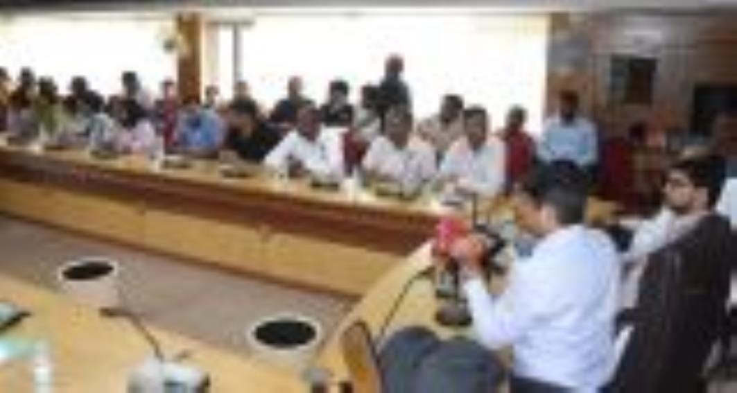 कार्यक्रम में उपस्थित लोग।