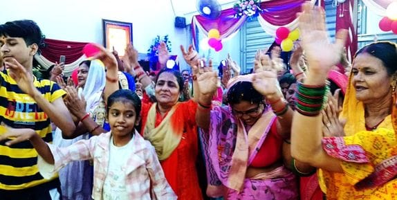 खुटार के रामलीला मेले से निकली शिव बरात में भगवान विष्णु के स्वरुप में कलाकार। संवाद खुटार के रामलीला मेले से निकली शिव बरात में भगवान विष्णु के स्वरुप में कलाकार। संवाद