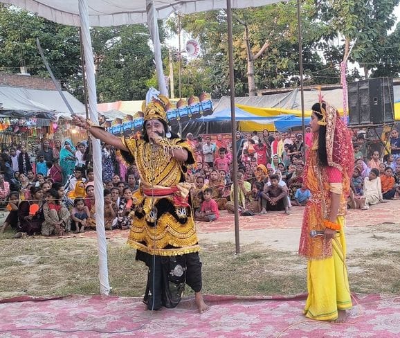 खुटार के रामलीला मेले से निकली शिव बरात में भगवान विष्णु के स्वरुप में कलाकार। संवाद खुटार के रामलीला मेले से निकली शिव बरात में भगवान विष्णु के स्वरुप में कलाकार। संवाद