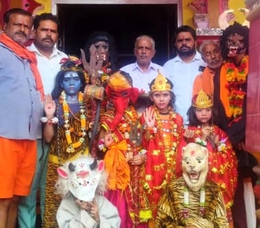 खुटार के रामलीला मेले से निकली शिव बरात में भगवान विष्णु के स्वरुप में कलाकार। संवाद खुटार के रामलीला मेले से निकली शिव बरात में भगवान विष्णु के स्वरुप में कलाकार। संवाद