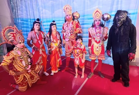 मेरठ..कंवलजीत..भैंसाली मैदान स्थित छावनी रामलीला में मंचन करते कलाकार......संवाद