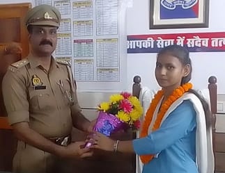 निगोही स्थित आदर्श इण्टर कॉलेज में कार्यभार ग्रहण करतीं एक दिन की प्रधानाध्यापक बनीं अंशिका श