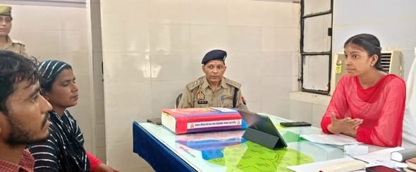 निगोही स्थित आदर्श इण्टर कॉलेज में कार्यभार ग्रहण करतीं एक दिन की प्रधानाध्यापक बनीं अंशिका श