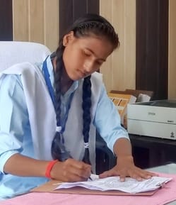 निगोही स्थित आदर्श इण्टर कॉलेज में कार्यभार ग्रहण करतीं एक दिन की प्रधानाध्यापक बनीं अंशिका श