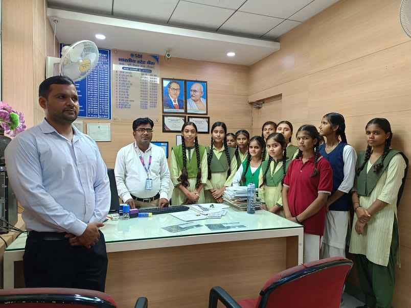 निगोही स्थित आदर्श इण्टर कॉलेज में कार्यभार ग्रहण करतीं एक दिन की प्रधानाध्यापक बनीं अंशिका श