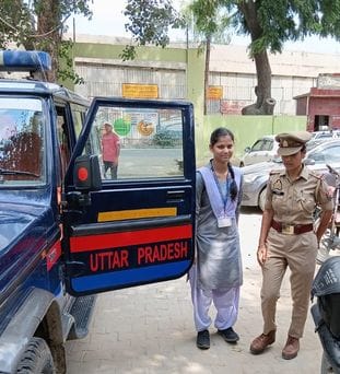 निगोही स्थित आदर्श इण्टर कॉलेज में कार्यभार ग्रहण करतीं एक दिन की प्रधानाध्यापक बनीं अंशिका श