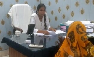 निगोही स्थित आदर्श इण्टर कॉलेज में कार्यभार ग्रहण करतीं एक दिन की प्रधानाध्यापक बनीं अंशिका श