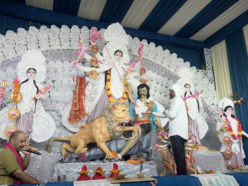 नगर के गोला बाजार में सार्वजनिक  दुर्गा पूजा समारोह समिति के तत्वावधान में स्थापित मां दुर्गा प
