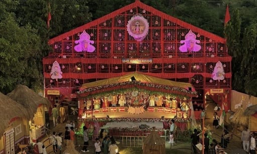 नगर के गोला बाजार में सार्वजनिक  दुर्गा पूजा समारोह समिति के तत्वावधान में स्थापित मां दुर्गा प