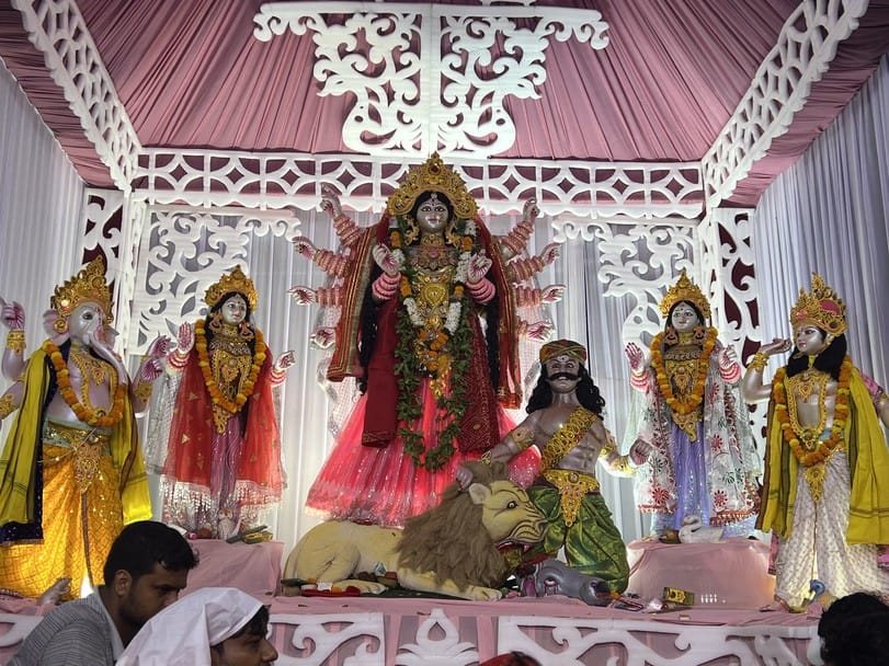 नगर के गोला बाजार में सार्वजनिक  दुर्गा पूजा समारोह समिति के तत्वावधान में स्थापित मां दुर्गा प