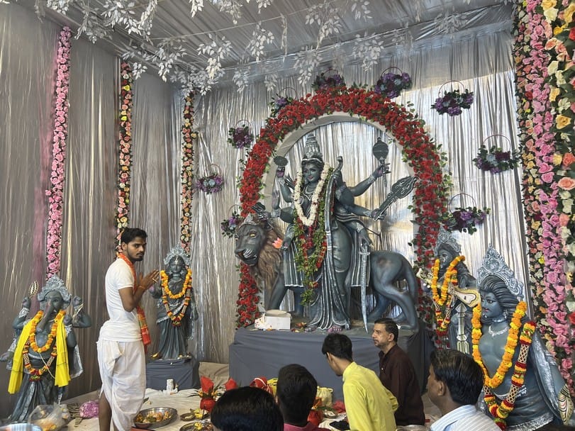 नगर के गोला बाजार में सार्वजनिक  दुर्गा पूजा समारोह समिति के तत्वावधान में स्थापित मां दुर्गा प