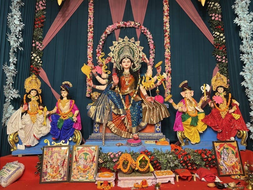 नगर के गोला बाजार में सार्वजनिक  दुर्गा पूजा समारोह समिति के तत्वावधान में स्थापित मां दुर्गा प