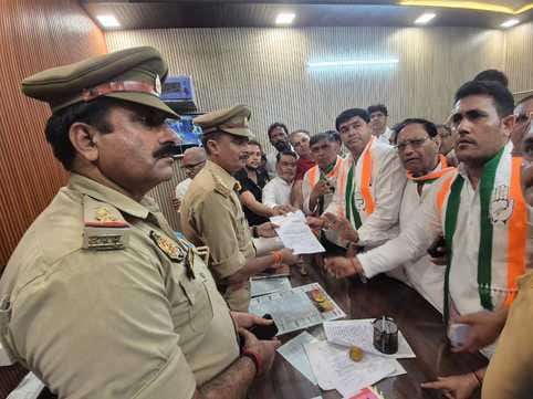 नेता विपक्ष राहुल गांधी को जान से मारने की धमकी देने के मामले में सिविल लाइन थाने का किया घेराव नेता विपक्ष राहुल गांधी को जान से मारने की धमकी देने के मामले में सिविल लाइन थाने का किया घेराव