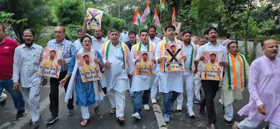 नेता विपक्ष राहुल गांधी को जान से मारने की धमकी देने के मामले में सिविल लाइन थाने का किया घेराव नेता विपक्ष राहुल गांधी को जान से मारने की धमकी देने के मामले में सिविल लाइन थाने का किया घेराव