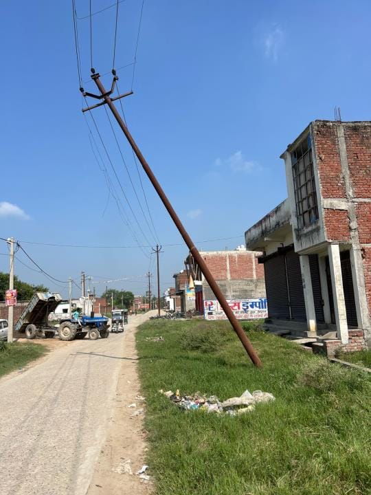 नवाबगंज में जर्जर हालत में बिजली के खंभे। संवाद