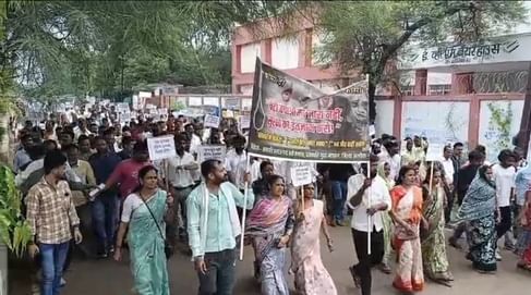 प्रदर्शन करते लोग