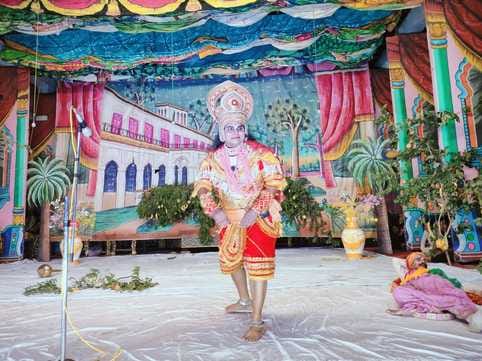 रावण की अशोक वाटिका उजाड़ते हनुमान जी। रावण की अशोक वाटिका उजाड़ते हनुमान जी।