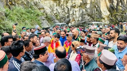 सेरी पुल में  जायजा लेते मंत्री विक्रमादित्य सिंह। संवाद