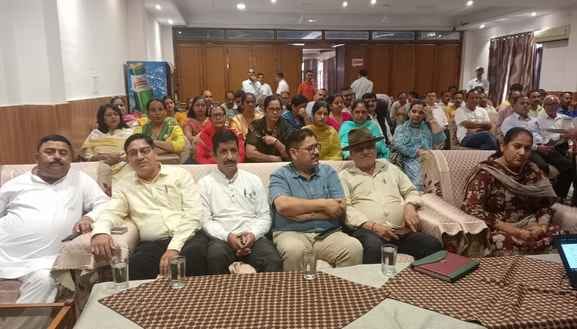उद्योग विभाग की कार्यशाला में कारोबारी अधिकारी के भाषण को रोककर सवाल उठाते हुए। संवाद। उद्योग विभाग की कार्यशाला में कारोबारी अधिकारी के भाषण को रोककर सवाल उठाते हुए। संवाद।