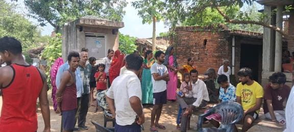 .विद्यालय के कक्ष में बच्चों की अनुपस्थिति से पसरा सन्नाटा। छात्रा के घर के बाहर जुटी ग्रामीणो .विद्यालय के कक्ष में बच्चों की अनुपस्थिति से पसरा सन्नाटा। छात्रा के घर के बाहर जुटी ग्रामीणो