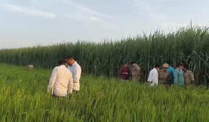 .विद्यालय के कक्ष में बच्चों की अनुपस्थिति से पसरा सन्नाटा। छात्रा के घर के बाहर जुटी ग्रामीणो .विद्यालय के कक्ष में बच्चों की अनुपस्थिति से पसरा सन्नाटा। छात्रा के घर के बाहर जुटी ग्रामीणो