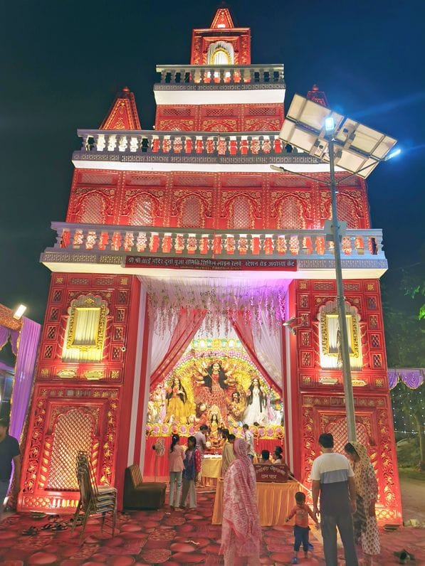 30-साकेत प्राइमरी स्कूल हैदरगंज, प्रताप नगर में सजी मां की भव्य प्रतिमा।-संवाद