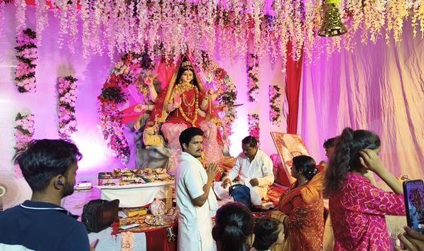 30-साकेत प्राइमरी स्कूल हैदरगंज, प्रताप नगर में सजी मां की भव्य प्रतिमा।-संवाद