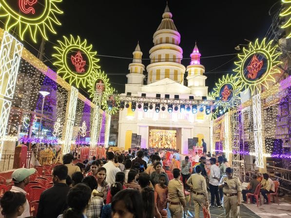 30-साकेत प्राइमरी स्कूल हैदरगंज, प्रताप नगर में सजी मां की भव्य प्रतिमा।-संवाद