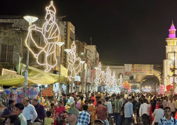 30-साकेत प्राइमरी स्कूल हैदरगंज, प्रताप नगर में सजी मां की भव्य प्रतिमा।-संवाद
