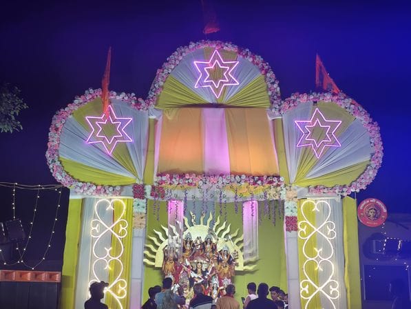 30-साकेत प्राइमरी स्कूल हैदरगंज, प्रताप नगर में सजी मां की भव्य प्रतिमा।-संवाद