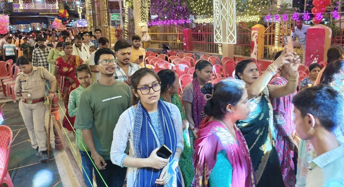 30-साकेत प्राइमरी स्कूल हैदरगंज, प्रताप नगर में सजी मां की भव्य प्रतिमा।-संवाद