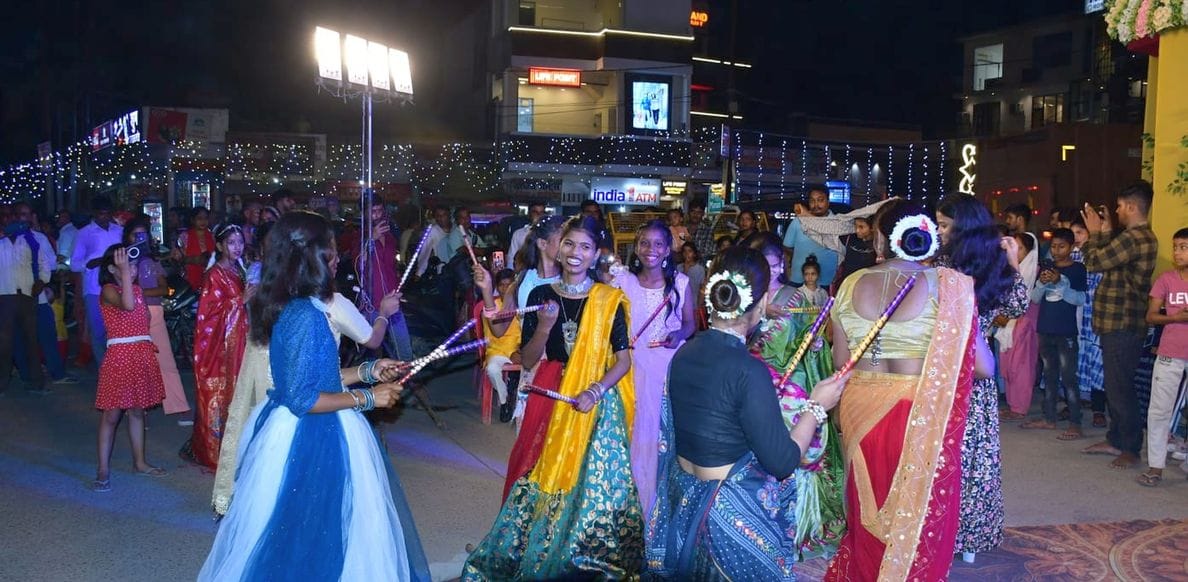 30-साकेत प्राइमरी स्कूल हैदरगंज, प्रताप नगर में सजी मां की भव्य प्रतिमा।-संवाद