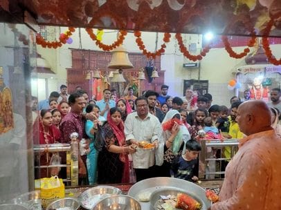 30जेएनडी11: नवरात्र की अष्टमी पर कन्याओं को भोजन करवाते हुए श्रद्धालु। स्रोत: शहरवासी