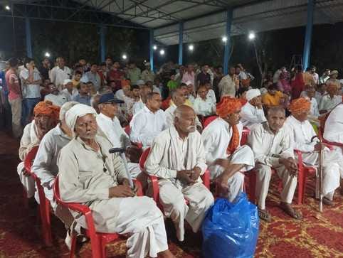 30jjrp18- खानपुर खुर्द में रात्रि ठहराव के दौरान शिकायत सुनते डीसी, एडीसी। संवाद 30jjrp18- खानपुर खुर्द में रात्रि ठहराव के दौरान शिकायत सुनते डीसी, एडीसी। संवाद