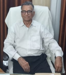 87 साल के प्रवीण जैन ने 6000 फीट की ऊंचाई से की स्काई डाइविंग, 84 साल के पत्रकार उठा रहे जनता क 87 साल के प्रवीण जैन ने 6000 फीट की ऊंचाई से की स्काई डाइविंग, 84 साल के पत्रकार उठा रहे जनता क