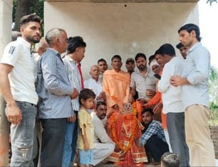 आदि गुरू शंकराचार्य गुरूकुल आश्रम में गोष्ठी को सम्बोधित करते पदाधिकारी। स्त्रोत:- संवाद आदि गुरू शंकराचार्य गुरूकुल आश्रम में गोष्ठी को सम्बोधित करते पदाधिकारी। स्त्रोत:- संवाद