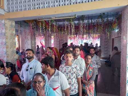 अंबाला छावनी के कालीबाड़ी मंदिर में लगी भक्तों की भीड़। संवाद अंबाला छावनी के कालीबाड़ी मंदिर में लगी भक्तों की भीड़। संवाद