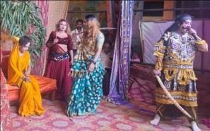 .अकबरपुर के बहोरिकपुर में परशुराम-लक्ष्मण संवाद का प्रदर्शन करते कलाकार।