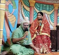 .अकबरपुर के बहोरिकपुर में परशुराम-लक्ष्मण संवाद का प्रदर्शन करते कलाकार।