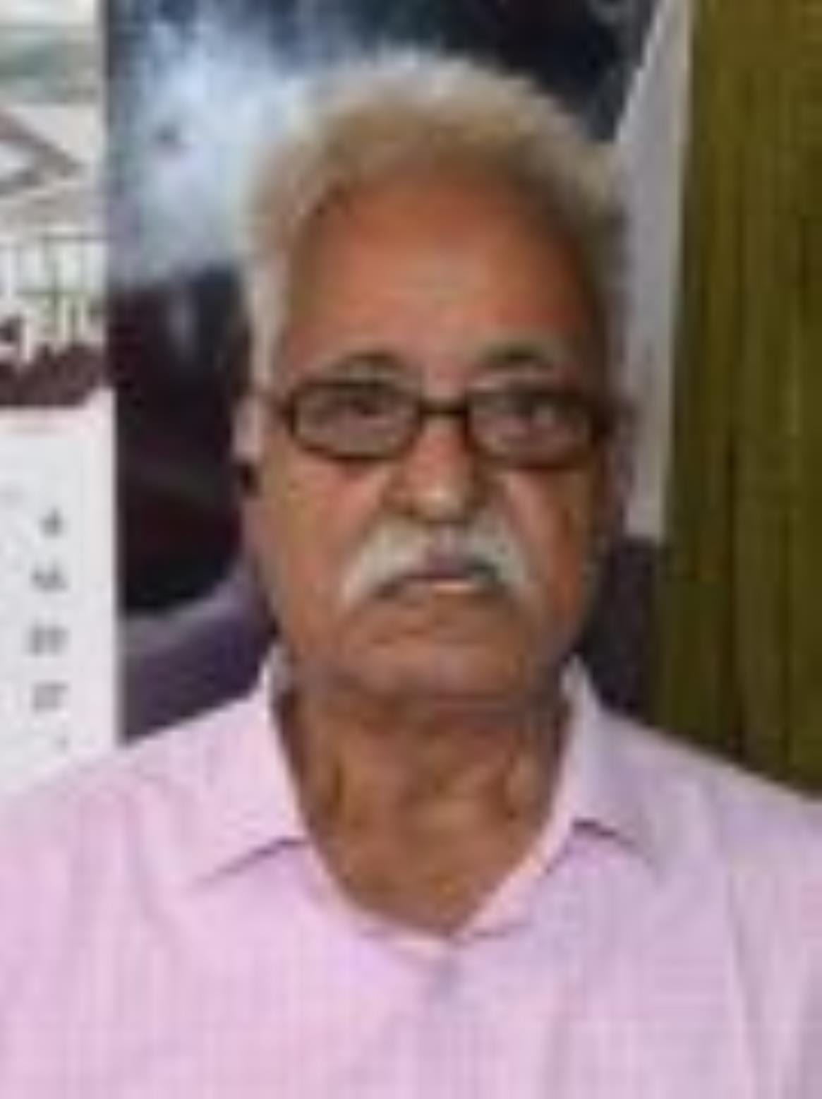 अमीनाबाद में सड़क पर खड़ी गाड़िया।
