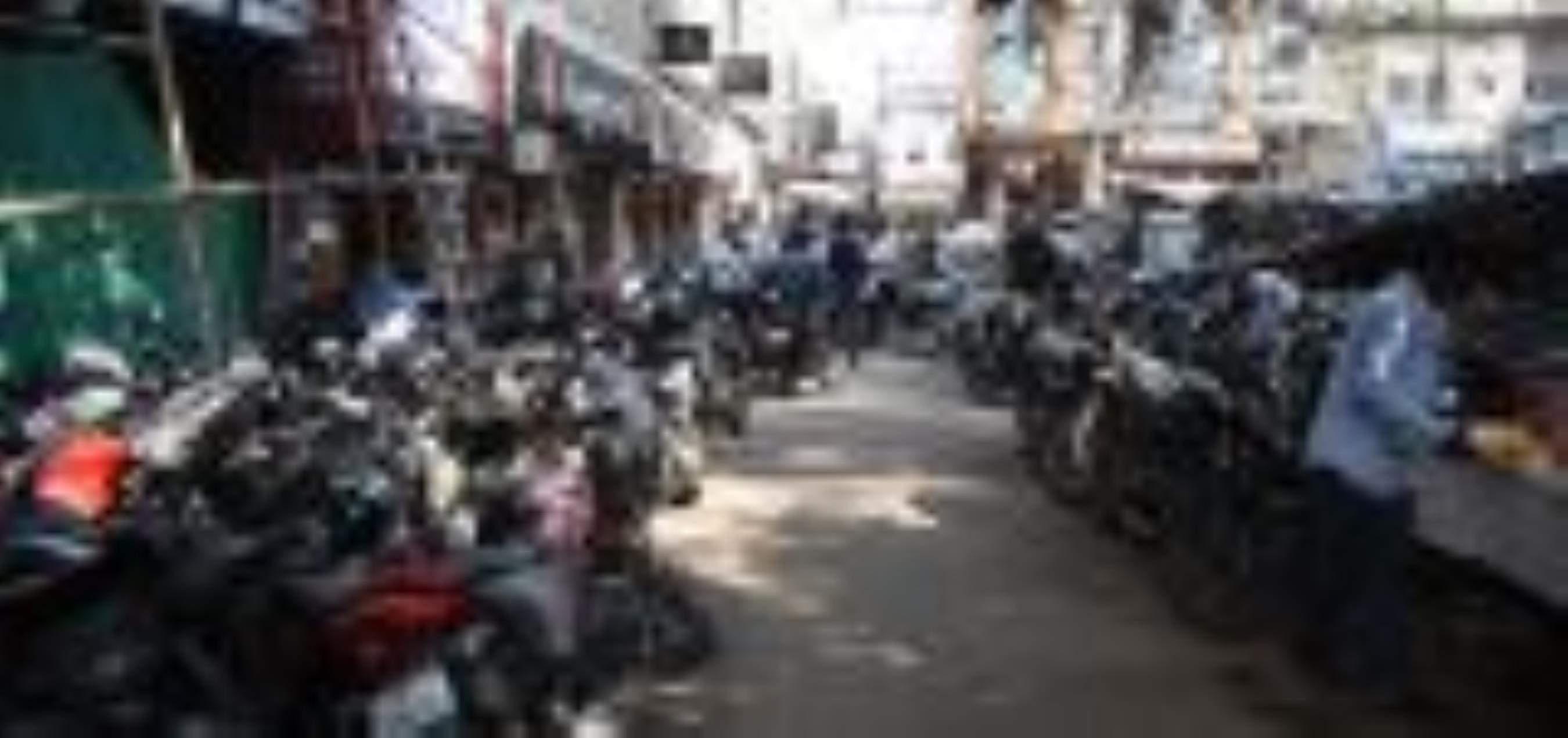 अमीनाबाद में सड़क पर खड़ी गाड़िया।
