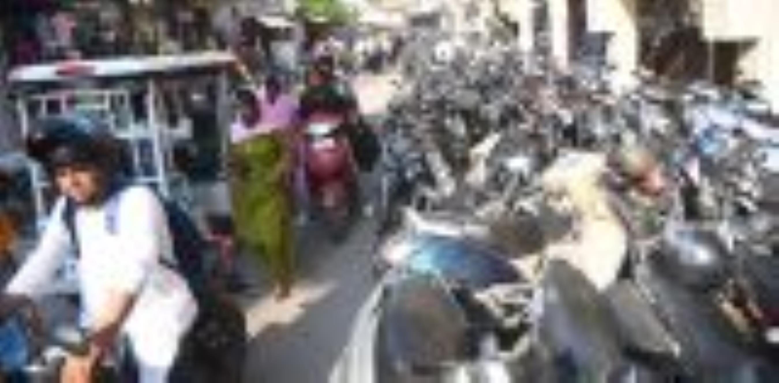 अमीनाबाद में सड़क पर खड़ी गाड़िया।